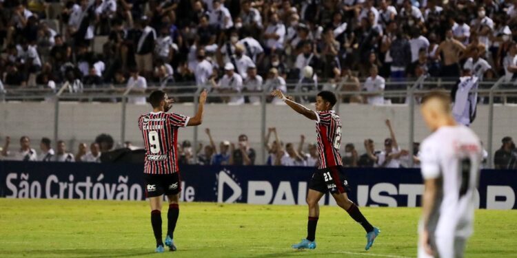 São Paulo vira no fim contra a Ponte e deixa a zona de rebaixamento