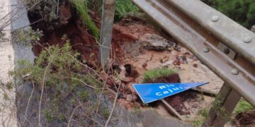 Parte de ponte na PR-151 desaba por conta da chuva nos Campos Gerais