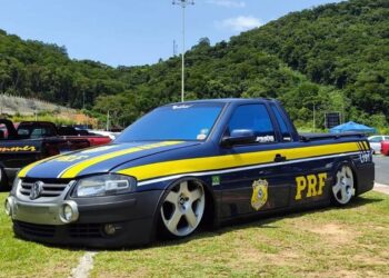 Saveiro rebaixada de Curitiba é apreendida caracterizada como viatura da PRF