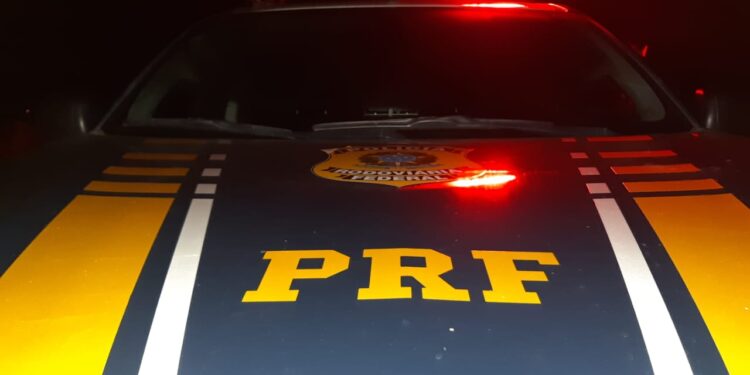 Caminhoneiro sob efeito de cocaína foge por 100 km, mas acaba preso pela PRF
