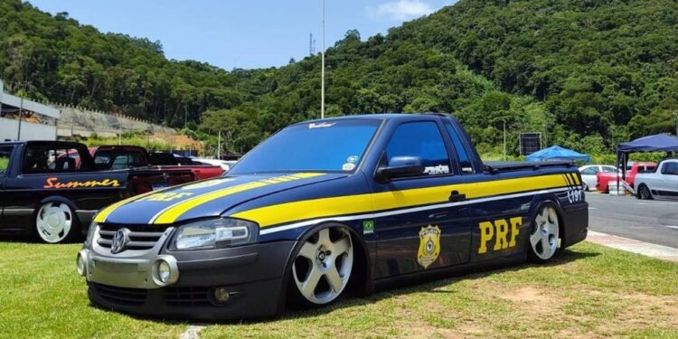 Saveiro rebaixada de Curitiba é apreendida caracterizada como viatura da PRF