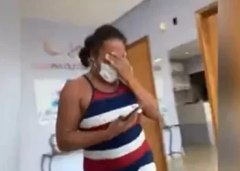 Vídeo: professora chora e pula ao ver alunos passarem no vestibular