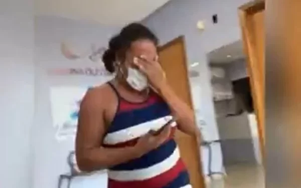 Vídeo: professora chora e pula ao ver alunos passarem no vestibular