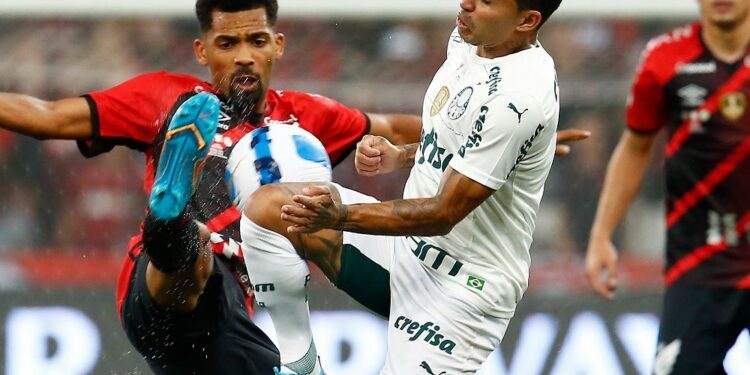Athletico leva gol do Palmeiras no fim e terá que decidir fora o título da Recopa
