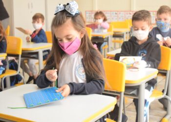 Estudantes da rede municipal voltaram às aulas nesta segunda-feira