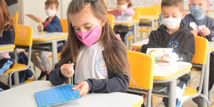 Estudantes da rede municipal voltaram às aulas nesta segunda-feira