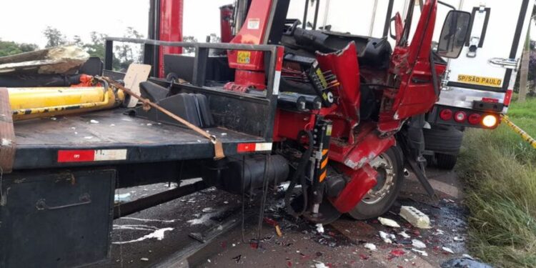 Acidente entre Arapongas e Rolândia envolve três caminhões