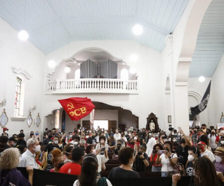 Bolsonaro critica invasão de igreja em Curitiba e aciona ministérios para acompanhar o caso