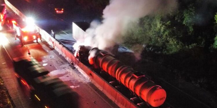 Acidente com cinco veículos na BR-277 tem carreta de óleo vegetal em chamas, carro destruído e duas mortes