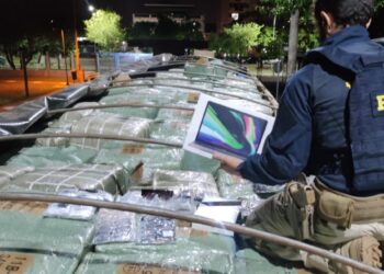 PRF apreende carga de eletrônicos em carreta com soja, no oeste do Paraná