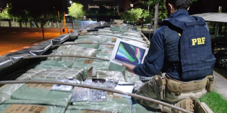 PRF apreende carga de eletrônicos em carreta com soja, no oeste do Paraná