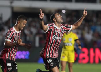 São Paulo sobra, vence o Santos por 3 a 0 na Vila e respira no Paulista
