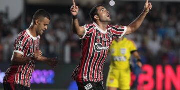 São Paulo sobra, vence o Santos por 3 a 0 na Vila e respira no Paulista