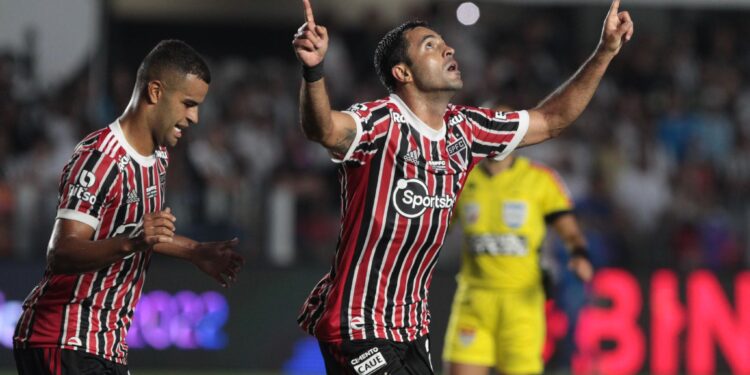 São Paulo sobra, vence o Santos por 3 a 0 na Vila e respira no Paulista