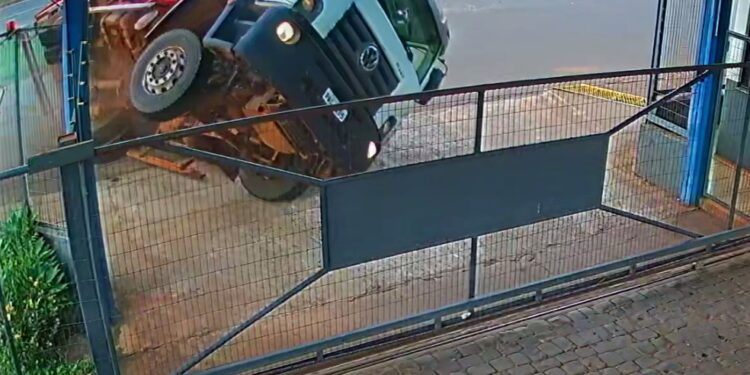 VÍDEO: Caminhão da coleta de lixo tomba e para em portão de empresa no Paraná