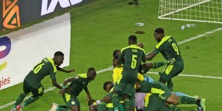 Mané se redime de pênalti perdido e dá a Senegal título inédito na Copa Africana