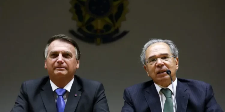 Servidores aposentados reagem a reajuste de benefícios em vez de salários