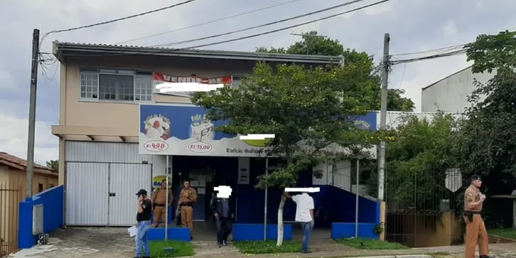 Neto é morto a tiros dentro de sorveteria em Curitiba; revoltado, avô persegue e atropela suspeito que termina preso