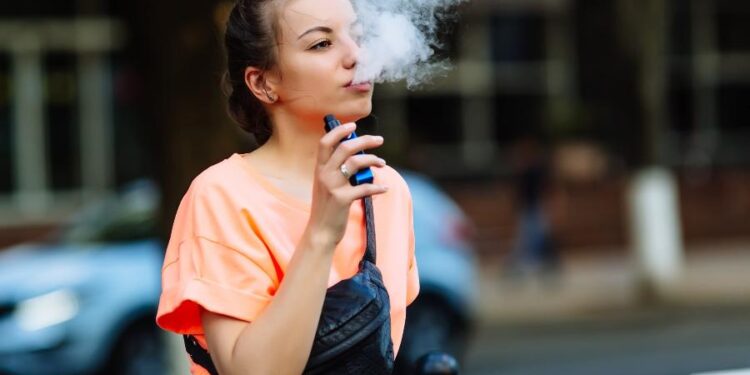 Cigarro eletrônico não trata tabagismo e ainda traz riscos graves à saúde