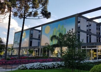 Governantes e trabalhadores de algumas cidades do Paraná vão trabalhar no Carnaval. ‘É hora de trabalhar depois de 2 anos parado’.