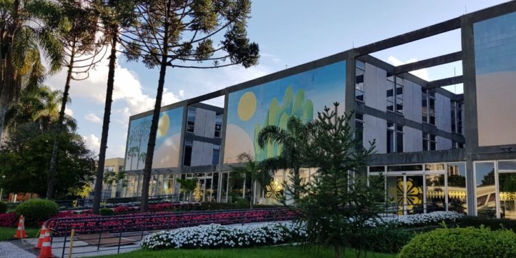 Governantes e trabalhadores de algumas cidades do Paraná vão trabalhar no Carnaval. ‘É hora de trabalhar depois de 2 anos parado’.