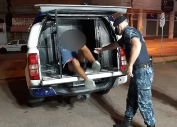 Suspeito de tráfico chora após ser flagrado com maconha e diz que mãe ficará triste