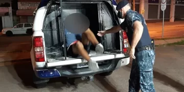 Suspeito de tráfico chora após ser flagrado com maconha e diz que mãe ficará triste