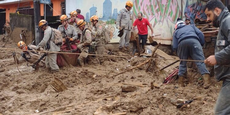 Temporal em Petrópolis deixa 44 mortos; bombeiros ainda não sabem quantos são os desaparecidos