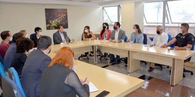 Reunião discute atendimento de mulheres trans no sistema prisional