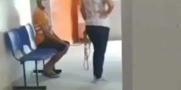 Um homem é levado amarrado para tomar vacina