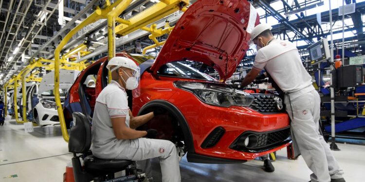 No pior janeiro em 19 anos, produção de veículos cai 27,4%, mostra Anfavea