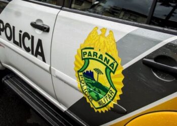 Homem transtornado ameaça vizinhos com um facão