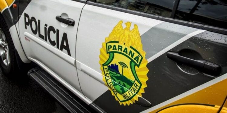 Homem transtornado ameaça vizinhos com um facão