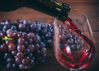 Consumo de vinho tinto tem ação protetora contra Covid, diz estudo