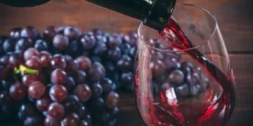Consumo de vinho tinto tem ação protetora contra Covid, diz estudo