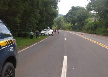 Duas pessoas morrem em acidente entre três carros na BR 277