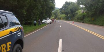 Duas pessoas morrem em acidente entre três carros na BR 277