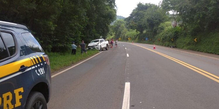 Duas pessoas morrem em acidente entre três carros na BR 277