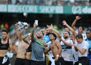 Coritiba inicia final do Paranaense contra o Maringá; escalações, horário e onde assistir