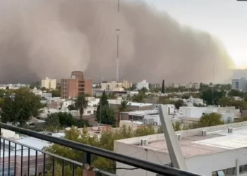 Tempestade de areia ‘engole’ cidades na Argentina