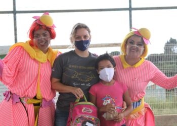 Crianças do CEU das Artes recebem materiais escolares