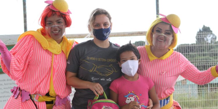 Crianças do CEU das Artes recebem materiais escolares