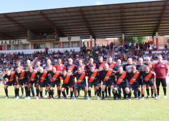 Com a presença do técnico multicampeão Cuca, torcida prestigia time do Batel
