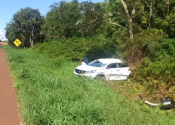 Cinco pessoas ficam feridas depois de batida entre dois carros na BR-277, em Ibema