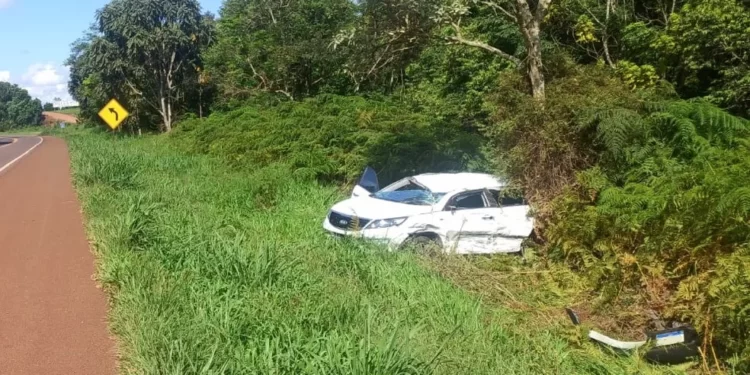 Cinco pessoas ficam feridas depois de batida entre dois carros na BR-277, em Ibema