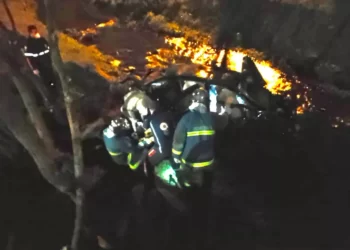 Carro com 7 pessoas capota e cai dentro de rio em parque de Guarapuava