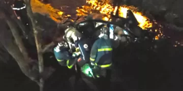 Carro com 7 pessoas capota e cai dentro de rio em parque de Guarapuava
