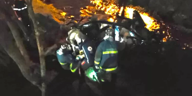 Carro com 7 pessoas capota e cai dentro de rio em parque de Guarapuava