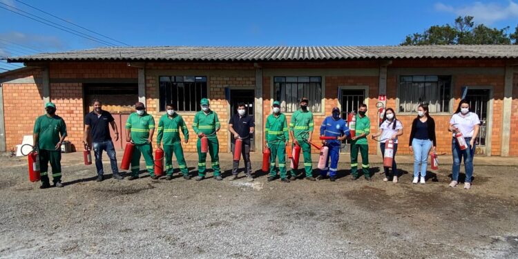 Funcionários da SURG recebem treinamento para uso de extintores