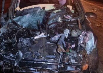 Carro e carreta batem de frente na PR-323, em Sertanópolis